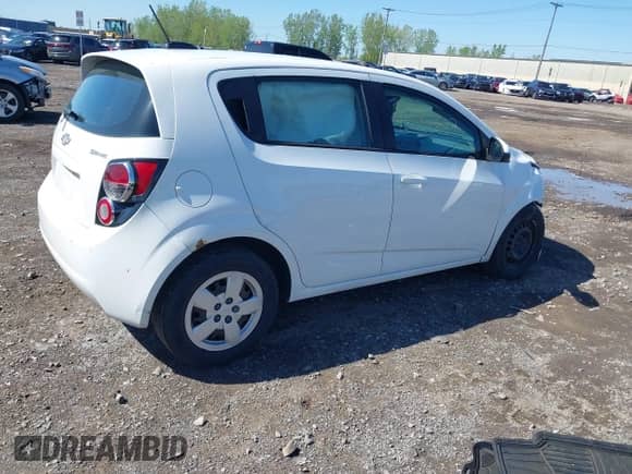 2016 Chevrolet Sonic LS z VIN 1G1JA6SG1G4178123, wystawiony jako IAAI lot #42289322 z przebiegiem 156 422 mil mil oraz . Historia ofert i sprzedaży dostępna na DreamBid. Obrazek 4.