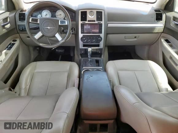 2010 Chrysler 300 Touring с VIN 2C3CA5CV5AH136740, выставлен на аукционе Copart как лот 70157775 с пробегом 164 615 миль миль и Списание • Salvage title. История ставок и продаж доступна на DreamBid. Изображение 8.