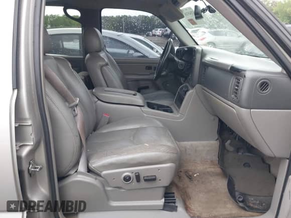2005 Chevrolet Suburban LT with VIN 3GNEC16ZX5G197892, listed as a IAAI auction lot 42045100 with 262,665 mi miles and . Bid and sale history available at DreamBid. Image 5.