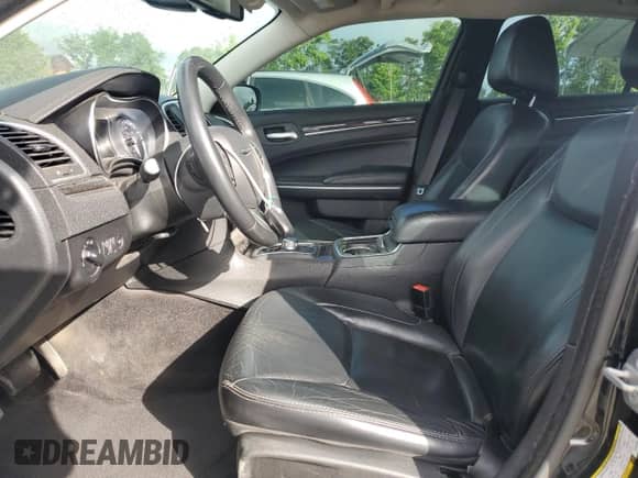 2015 Chrysler 300 Limited z VIN 2C3CCAAG6FH920603, wystawiony jako Copart lot #61218455 z przebiegiem 137 196 mil mil oraz Nie do naprawy • Non repairable. Historia ofert i sprzedaży dostępna na DreamBid. Obrazek 7.