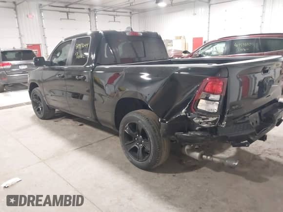 2023 Ram 1500 Big Horn z VIN 1C6RREBT7PN516247, wystawiony jako IAAI lot #41953044 z przebiegiem 44 631 mil mil oraz . Historia ofert i sprzedaży dostępna na DreamBid. Obrazek 3.