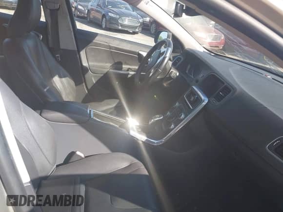 2015 Volvo S60 T5 Premier с VIN YV1612TK7F1351761, выставлен на аукционе IAAI как лот 42582359 с пробегом 138 659 миль миль и . История ставок и продаж доступна на DreamBid. Изображение 5.