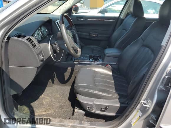 2008 Chrysler 300 C Hemi with VIN 2C3LA63H98H262500, listed as a Copart auction lot 67235965 with 34,181 mi miles and Clean title. Bid and sale history available at DreamBid. Image 7.