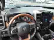 2021 Ram 1500 Longhorn z VIN 1C6SRFKT8MN664605, wystawiony jako IAAI lot #41717119 z przebiegiem 56 340 mil mil oraz . Historia ofert i sprzedaży dostępna na DreamBid. Obrazek 16.