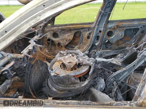 2017 BMW M3 z VIN WBS8M9C59H5G84768, wystawiony jako Copart lot #71323284 z przebiegiem Nie podano mil oraz Nie do naprawy • Non repairable. Historia ofert i sprzedaży dostępna na DreamBid. Obrazek 7.