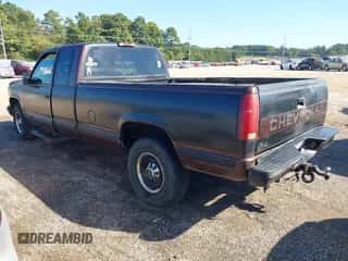 1997 Chevrolet Silverado 2500 z VIN 1GCGC29R5VE130756, wystawiony jako IAAI lot #43290604 z przebiegiem 178 722 mil mil oraz . Historia ofert i sprzedaży dostępna na DreamBid. Obrazek 3.