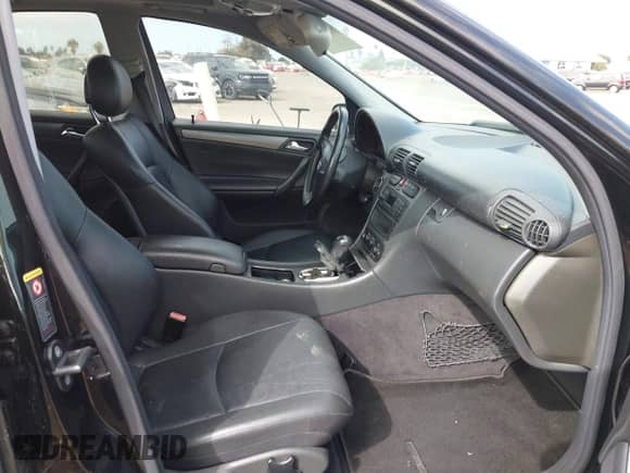 2004 Mercedes-Benz C 230 Kompressor z VIN WDBRF40J84A643409, wystawiony jako IAAI lot #43352118 z przebiegiem 107 232 mil mil oraz . Historia ofert i sprzedaży dostępna na DreamBid. Obrazek 5.