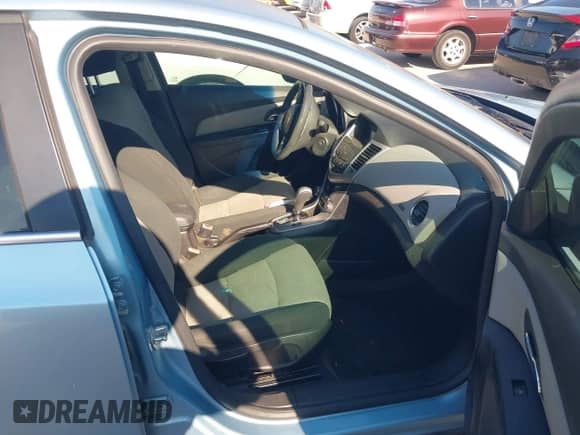 2012 Chevrolet Cruze LS z VIN 1G1PC5SH2C7146426, wystawiony jako IAAI lot #43423202 z przebiegiem 127 643 mil mil oraz . Historia ofert i sprzedaży dostępna na DreamBid. Obrazek 5.