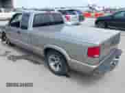 2002 Chevrolet S-10 LS с VIN 1GCCS19W428108940, выставлен на аукционе IAAI как лот 42546758 с пробегом 242 492 миль миль и . История ставок и продаж доступна на DreamBid. Изображение 3.