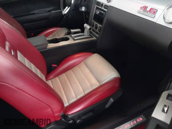 2006 Ford Mustang GT Deluxe z VIN 1ZVFT82H765156662, wystawiony jako IAAI lot #43391359 z przebiegiem 62 554 mil mil oraz . Historia ofert i sprzedaży dostępna na DreamBid. Obrazek 5.