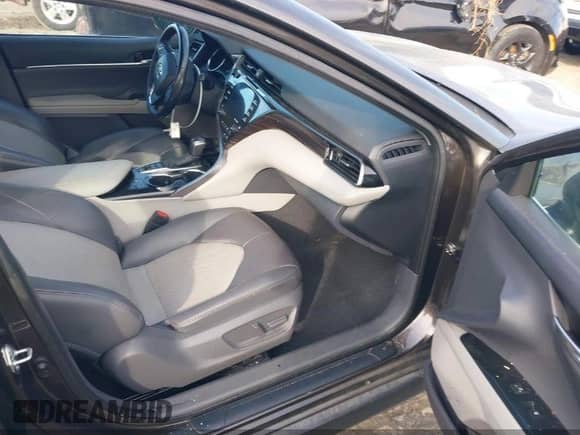 2020 Toyota Camry Hybrid XLE z VIN 4T1F31AK7LU525329, wystawiony jako IAAI lot #42515706 z przebiegiem 76 763 mil mil oraz . Historia ofert i sprzedaży dostępna na DreamBid. Obrazek 5.