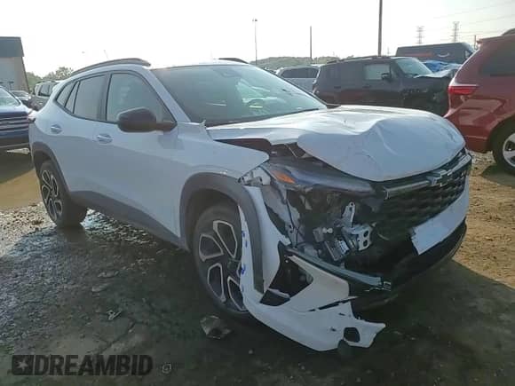 2025 Chevrolet Trax 2RS с VIN KL77LJEP4SC091595, выставлен на аукционе Copart как лот 69057045 с пробегом 13 034 миль миль и Списание • Salvage title. История ставок и продаж доступна на DreamBid. Изображение 14.