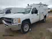 2012 Chevrolet Silverado 3500HD Work Truck z VIN 1GB3CZCG2CF193551, wystawiony jako Copart lot #56550675 z przebiegiem 162 098 mil mil oraz Czysty tytuł • Clean title. Historia ofert i sprzedaży dostępna na DreamBid. Obrazek 1.