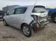 2014 Chevrolet Sonic LS z VIN 1G1JB6SH0E4195501, wystawiony jako Copart lot #43749755 z przebiegiem 152 952 mil mil oraz Szkoda całkowita • Salvage title. Historia ofert i sprzedaży dostępna na DreamBid. Obrazek 2.