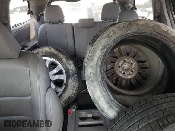 2017 Toyota Sienna XLE Auto Access Seat z VIN 5TDYZ3DC0HS769685, wystawiony jako Copart lot #82348515 z przebiegiem Nie podano mil oraz Szkoda całkowita • Salvage title. Historia ofert i sprzedaży dostępna na DreamBid. Obrazek 10.