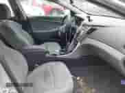 2013 Hyundai Sonata GLS z VIN 5NPEB4AC5DH789657, wystawiony jako IAAI lot #43554776 z przebiegiem 47 342 mil mil oraz . Historia ofert i sprzedaży dostępna na DreamBid. Obrazek 5.