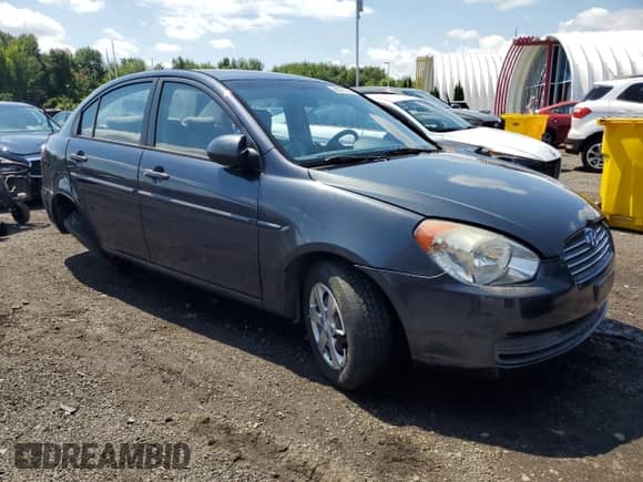 2006 Hyundai Accent GLS z VIN KMHCN46C86U016919, wystawiony jako Copart lot #68276735 z przebiegiem 131 346 mil mil oraz Szkoda całkowita • Salvage title. Historia ofert i sprzedaży dostępna na DreamBid. Obrazek 4.