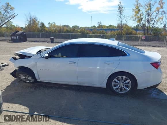 2022 Chevrolet Malibu LT z VIN 1G1ZD5ST7NF104966, wystawiony jako IAAI lot #43426440 z przebiegiem Nie podano mil oraz . Historia ofert i sprzedaży dostępna na DreamBid. Obrazek 15.