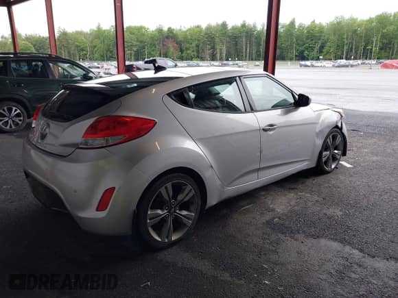 2013 Hyundai Veloster w/Gray Int z VIN KMHTC6AD0DU095730, wystawiony jako IAAI lot #42423809 z przebiegiem 168 576 mil mil oraz . Historia ofert i sprzedaży dostępna na DreamBid. Obrazek 4.