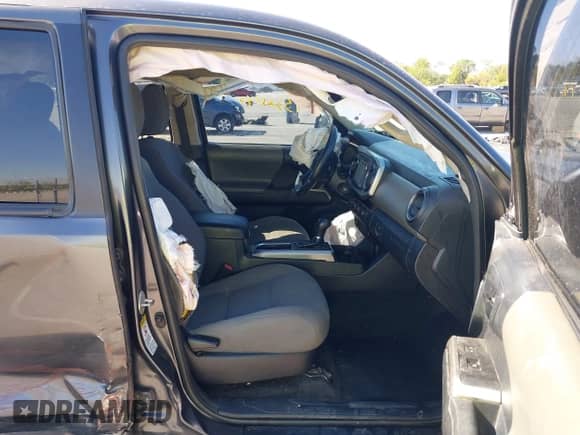 2017 Toyota Tacoma SR5 z VIN 3TMCZ5AN9HM105459, wystawiony jako IAAI lot #43321840 z przebiegiem 220 881 mil mil oraz . Historia ofert i sprzedaży dostępna na DreamBid. Obrazek 4.