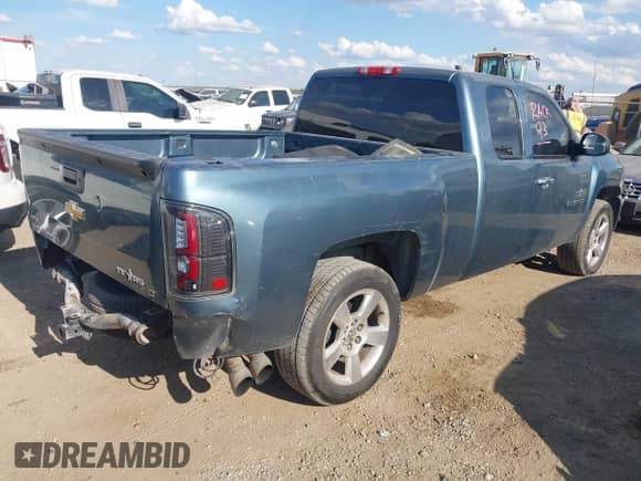 2011 Chevrolet Silverado 1500 LT z VIN 1GCRCSE02BZ369587, wystawiony jako IAAI lot #43397991 z przebiegiem 188 105 mil mil oraz . Historia ofert i sprzedaży dostępna na DreamBid. Obrazek 4.