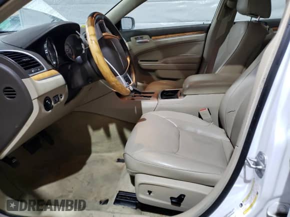 2014 Chrysler 300 C z VIN 2C3CCAKT5EH169973, wystawiony jako Copart lot #49039765 z przebiegiem 122 717 mil mil oraz Szkoda całkowita • Salvage title. Historia ofert i sprzedaży dostępna na DreamBid. Obrazek 7.