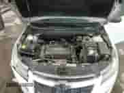 2012 Chevrolet Cruze LS z VIN 1G1PC5SH2C7362518, wystawiony jako IAAI lot #43401897 z przebiegiem 160 773 mil mil oraz . Historia ofert i sprzedaży dostępna na DreamBid. Obrazek 10.