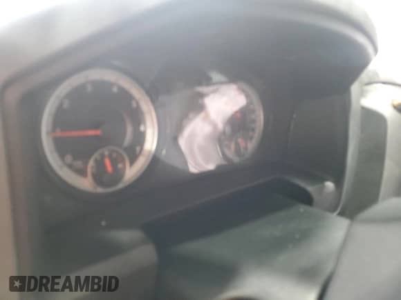 2018 Ram 1500 Tradesman z VIN 1C6RR6KTXJS340700, wystawiony jako Copart lot #82818964 z przebiegiem Nie podano mil oraz Szkoda całkowita • Salvage title. Historia ofert i sprzedaży dostępna na DreamBid. Obrazek 9.