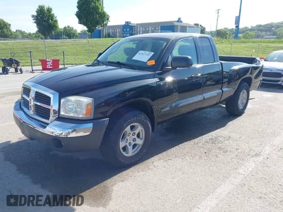 2005 Dodge Dakota SLT with VIN 1D7HW42N25S177569, listed as a IAAI auction lot 42327252 with 88,259 mi miles and . Bid and sale history available at DreamBid. Image 2.
