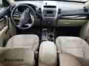 2014 Kia Sorento LX z VIN 5XYKT3A62EG525471, wystawiony jako Copart lot #84255735 z przebiegiem 181 164 mil mil oraz Czysty tytuł • Clean title. Historia ofert i sprzedaży dostępna na DreamBid. Obrazek 8.