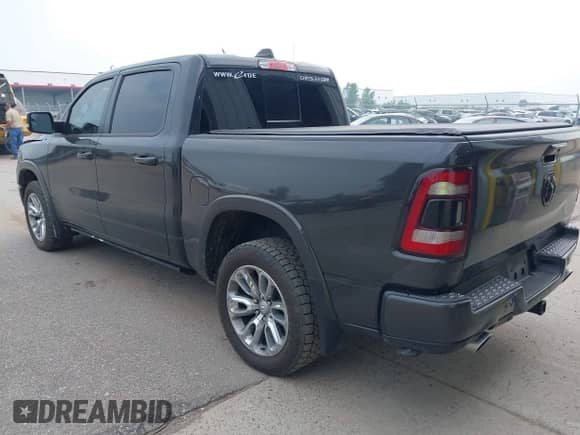2022 Ram 1500 Laramie z VIN 1C6SRFJM3NN104261, wystawiony jako IAAI lot #42700393 z przebiegiem 99 055 mil mil oraz . Historia ofert i sprzedaży dostępna na DreamBid. Obrazek 3.