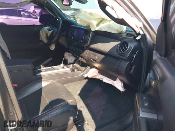2020 Toyota Tacoma SR5 with VIN 5TFCZ5AN4LX237581, listed as a IAAI auction lot 43191708 with 126,946 mi miles and . Bid and sale history available at DreamBid. Image 5.