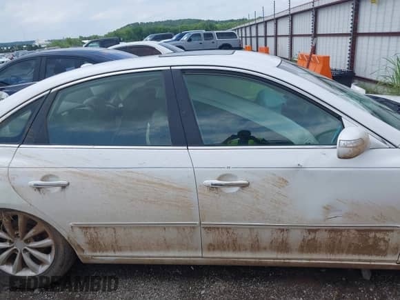2009 Hyundai Azera Limited with VIN KMHFC46F79A358185, listed as a IAAI auction lot 42502180 with 176,983 mi miles and . Bid and sale history available at DreamBid. Image 13.