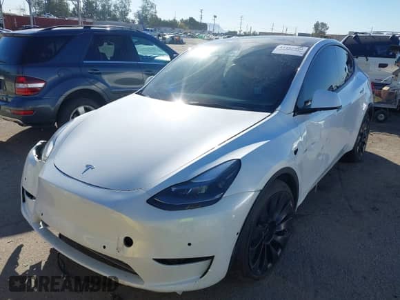 2022 Tesla Model Y Performance z VIN 7SAYGDEFXNF484838, wystawiony jako IAAI lot #43492940 z przebiegiem 8 729 mil mil oraz . Historia ofert i sprzedaży dostępna na DreamBid. Obrazek 19.