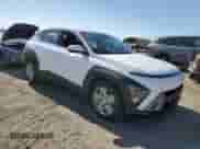 2025 Hyundai Kona SE с VIN KM8HA3AB8SU268321, выставлен на аукционе Copart как лот 69278575 с пробегом 7 257 миль миль и Списание • Salvage title. История ставок и продаж доступна на DreamBid. Изображение 4.