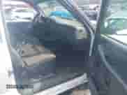 2000 Chevrolet Silverado 1500 z VIN 1GCEC14V6YE419087, wystawiony jako IAAI lot #38916431 z przebiegiem Nie podano mil oraz . Historia ofert i sprzedaży dostępna na DreamBid. Obrazek 5.