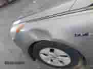 2011 Hyundai Sonata Hybrid z VIN KMHEC4A43BA007006, wystawiony jako IAAI lot #42820962 z przebiegiem 169 328 mil mil oraz . Historia ofert i sprzedaży dostępna na DreamBid. Obrazek 6.