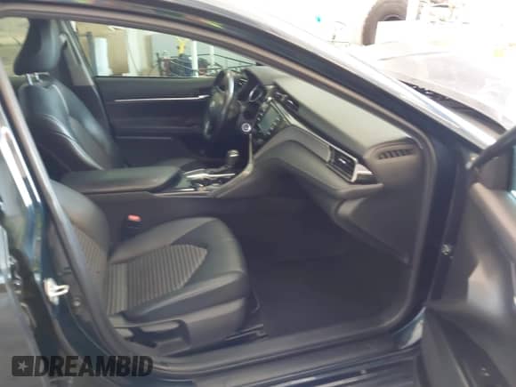 2020 Toyota Camry SE z VIN 4T1G11AK8LU870945, wystawiony jako IAAI lot #42890973 z przebiegiem 134 048 mil mil oraz . Historia ofert i sprzedaży dostępna na DreamBid. Obrazek 5.