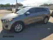 2018 Kia Sorento LX z VIN 5XYPG4A36JG386381, wystawiony jako Copart lot #70517625 z przebiegiem 168 252 mil mil oraz Czysty tytuł • Clean title. Historia ofert i sprzedaży dostępna na DreamBid. Obrazek 1.