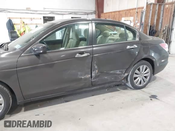 2011 Honda Accord EX z VIN 1HGCP3F74BA002167, wystawiony jako IAAI lot #41792966 z przebiegiem 72 635 mil mil oraz . Historia ofert i sprzedaży dostępna na DreamBid. Obrazek 6.