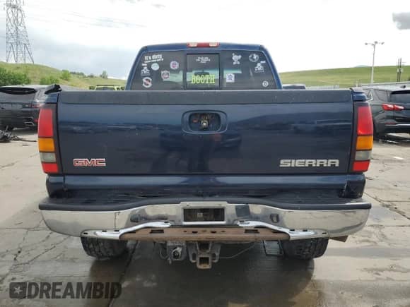 2005 GMC Sierra 1500 SLE z VIN 2GTEK13T751200347, wystawiony jako Copart lot #60863495 z przebiegiem 272 891 mil mil oraz Czysty tytuł • Clean title. Historia ofert i sprzedaży dostępna na DreamBid. Obrazek 6.