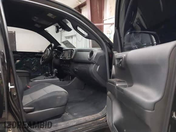 2023 Toyota Tacoma SR z VIN 3TMCZ5AN2PM574939, wystawiony jako IAAI lot #43279479 z przebiegiem 29 535 mil mil oraz . Historia ofert i sprzedaży dostępna na DreamBid. Obrazek 5.