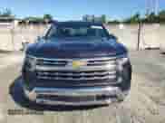 2024 Chevrolet Silverado 1500 z VIN 3GCPAEE80RG288621, wystawiony jako Copart lot #77866144 z przebiegiem 5 492 mil mil oraz Szkoda całkowita • Salvage title. Historia ofert i sprzedaży dostępna na DreamBid. Obrazek 5.