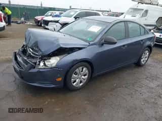 2013 Chevrolet Cruze LS z VIN 1G1PA5SH9D7148312, wystawiony jako IAAI lot #43297955 z przebiegiem 181 088 mil mil oraz . Historia ofert i sprzedaży dostępna na DreamBid. Obrazek 2.