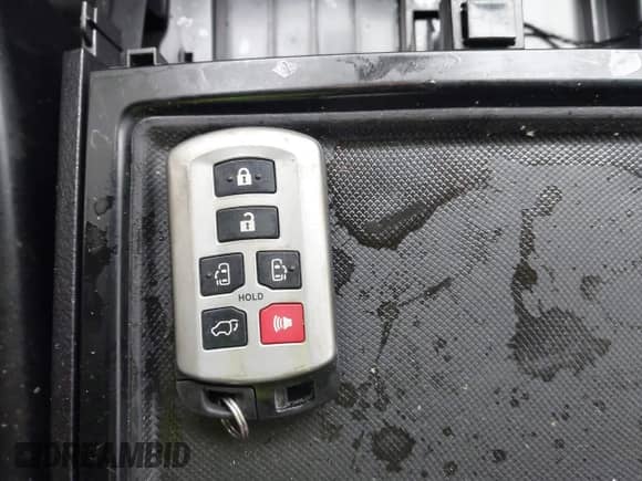 2020 Toyota Sienna SE z VIN 5TDXZ3DCXLS050058, wystawiony jako IAAI lot #41538623 z przebiegiem 120 245 mil mil oraz . Historia ofert i sprzedaży dostępna na DreamBid. Obrazek 11.