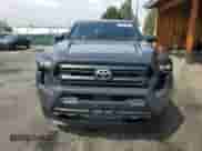 2025 Toyota Tacoma SR z VIN 3TMLB5JN3SM122429, wystawiony jako Copart lot #70122685 z przebiegiem 4 033 mil mil oraz Szkoda całkowita • Salvage title. Historia ofert i sprzedaży dostępna na DreamBid. Obrazek 5.