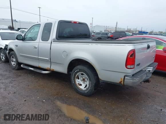 2003 Ford F-150 XL с VIN 1FTRX17213NB82511, выставлен на аукционе IAAI как лот 43583043 с пробегом Не указан миль и . История ставок и продаж доступна на DreamBid. Изображение 3.