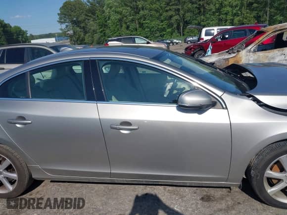 2016 Volvo S60 T5 Drive-E Premier z VIN YV126MFK3G2392066, wystawiony jako IAAI lot #42210232 z przebiegiem 80 097 mil mil oraz . Historia ofert i sprzedaży dostępna na DreamBid. Obrazek 13.
