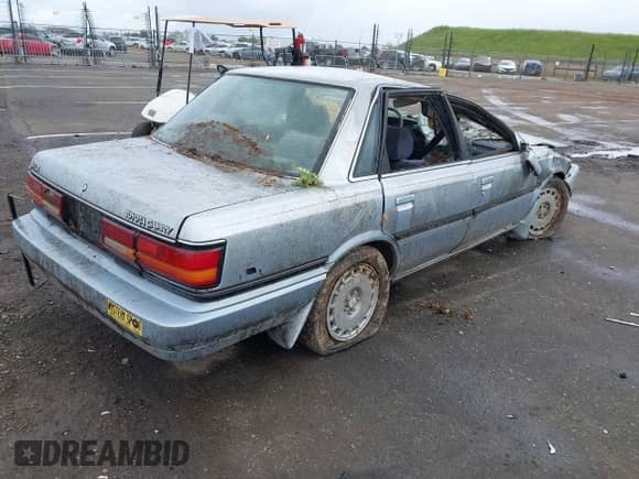 1991 Toyota Camry z VIN 4T1VV22E5MU065027, wystawiony jako IAAI lot #41919972 z przebiegiem 157 835 mil mil oraz . Historia ofert i sprzedaży dostępna na DreamBid. Obrazek 4.