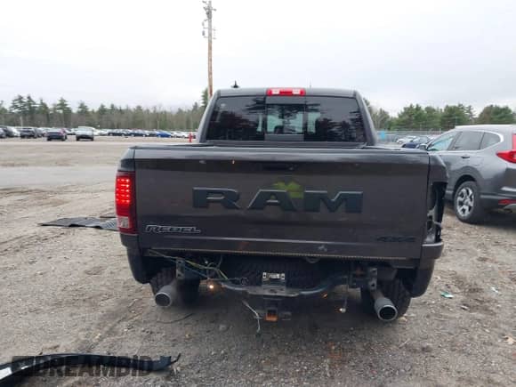 2018 Ram 1500 Rebel z VIN 1C6RR7YT2JS134820, wystawiony jako IAAI lot #40931182 z przebiegiem 56 427 mil mil oraz . Historia ofert i sprzedaży dostępna na DreamBid. Obrazek 17.